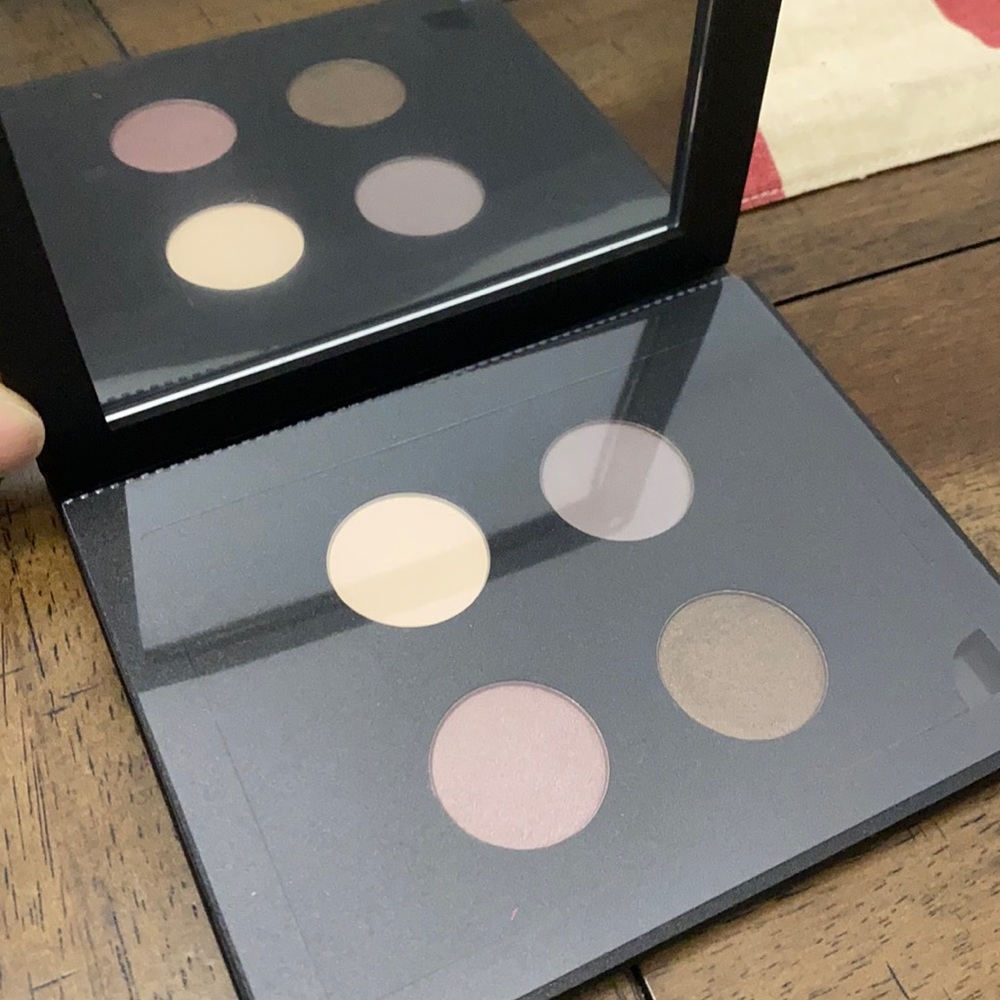Ittsé eyeshadow quad palette with case